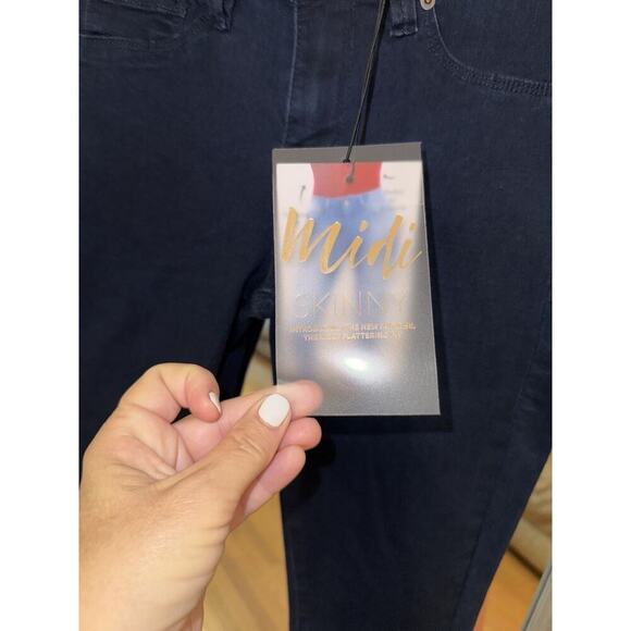 YMI Women's Black Size 1 Dark Denim Jeans 3 button Mid Rise - Picture 6 of 8